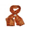 Geschenkset aus Notenlinien-Schal und handgearbeitetem Tuchhalter in Geschenkverpackung